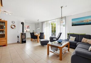 Blaue Möwe – Freistehendes Ferienhaus (100qm) für 6 Personen mit Garten, Kamin, 2 Bädern