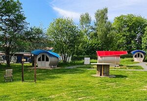 Schlaffässer am Haus der Schmetterlinge – Schlaffass