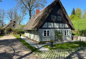 Historische Reetdachkate am Elbdeich