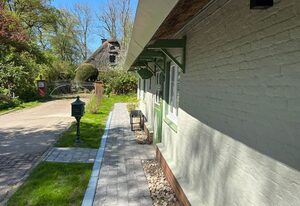 Historische Reetdachkate am Elbdeich