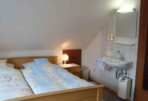 Privatzimmer Jenisch – Einzelzimmer mit Waschbecken und Etagenbad/WC