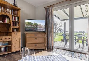 50141 Gretchen´s Hus 1 – Sowohl das Haus als auch der Ort sind geschichtsträchtig: Die urgemütliche Doppelhaushälfte ist ein ehemaliges Landarbeiterhaus und steht in einer bedeutungsvollen Gegend. Denn die Goldene Linie entstand im 17. Jahrhundert als Grenze zwischen dem Fürstentum Ostfriesland und der Grafschaft Oldenburg in der Harlebucht. Bis zum heutigen Tage bildet sie auf dem Festland die Trennlinie der beiden Landkreise Wittmund und Friesland.
