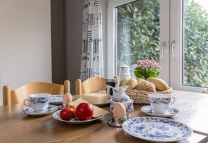 50141 Gretchen´s Hus 1 – Sowohl das Haus als auch der Ort sind geschichtsträchtig: Die urgemütliche Doppelhaushälfte ist ein ehemaliges Landarbeiterhaus und steht in einer bedeutungsvollen Gegend. Denn die Goldene Linie entstand im 17. Jahrhundert als Grenze zwischen dem Fürstentum Ostfriesland und der Grafschaft Oldenburg in der Harlebucht. Bis zum heutigen Tage bildet sie auf dem Festland die Trennlinie der beiden Landkreise Wittmund und Friesland.