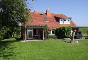 50141 Gretchen´s Hus 1 – Sowohl das Haus als auch der Ort sind geschichtsträchtig: Die urgemütliche Doppelhaushälfte ist ein ehemaliges Landarbeiterhaus und steht in einer bedeutungsvollen Gegend. Denn die Goldene Linie entstand im 17. Jahrhundert als Grenze zwischen dem Fürstentum Ostfriesland und der Grafschaft Oldenburg in der Harlebucht. Bis zum heutigen Tage bildet sie auf dem Festland die Trennlinie der beiden Landkreise Wittmund und Friesland.