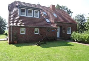 50141 Gretchen´s Hus 1 – Sowohl das Haus als auch der Ort sind geschichtsträchtig: Die urgemütliche Doppelhaushälfte ist ein ehemaliges Landarbeiterhaus und steht in einer bedeutungsvollen Gegend. Denn die Goldene Linie entstand im 17. Jahrhundert als Grenze zwischen dem Fürstentum Ostfriesland und der Grafschaft Oldenburg in der Harlebucht. Bis zum heutigen Tage bildet sie auf dem Festland die Trennlinie der beiden Landkreise Wittmund und Friesland.