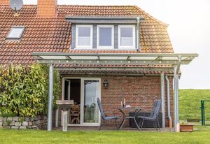 50142 Gretchen´s Hus 2 – Geschichtsträchtiges Haus sowie historischer Ort: Die urgemütliche und neu renovierte Doppelhaushälfte ist ein ehemaliges Landarbeiterhaus und steht in einer denkwürdigen Gegend. Denn die Goldene Linie entstand im 17. Jahrhundert als Grenze zwischen dem Fürstentum Ostfriesland und der Grafschaft Oldenburg in der Harlebucht. Heute trennt die Goldene Linie zwei Landkreise: den ostfriesischen Kreis Wittmund und östlich davon den Kreis Friesland.