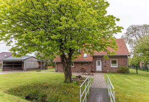 50142 Gretchen´s Hus 2 – Geschichtsträchtiges Haus sowie historischer Ort: Die urgemütliche und neu renovierte Doppelhaushälfte ist ein ehemaliges Landarbeiterhaus und steht in einer denkwürdigen Gegend. Denn die Goldene Linie entstand im 17. Jahrhundert als Grenze zwischen dem Fürstentum Ostfriesland und der Grafschaft Oldenburg in der Harlebucht. Heute trennt die Goldene Linie zwei Landkreise: den ostfriesischen Kreis Wittmund und östlich davon den Kreis Friesland.