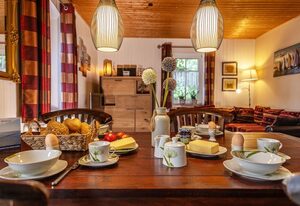 Ferienhaus 50029 – Früher Bahnhof, heute Feriendomizil: Große Ferienwohnung mit verspieltem Charakter auf ca. 110 m²: 3 Schlafzimmer, 2 Küchen, 2 Bäder und Platz für bis zu 6 Personen, überdachte Terrasse und Garten. Für alle, die Individualität und Atmosphäre schätzen!
