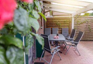 Ferienhaus 50029 – Früher Bahnhof, heute Feriendomizil: Große Ferienwohnung mit verspieltem Charakter auf ca. 110 m²: 3 Schlafzimmer, 2 Küchen, 2 Bäder und Platz für bis zu 6 Personen, überdachte Terrasse und Garten. Für alle, die Individualität und Atmosphäre schätzen!
