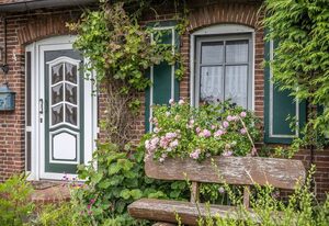 Ferienhaus 50029 – Früher Bahnhof, heute Feriendomizil: Große Ferienwohnung mit verspieltem Charakter auf ca. 110 m²: 3 Schlafzimmer, 2 Küchen, 2 Bäder und Platz für bis zu 6 Personen, überdachte Terrasse und Garten. Für alle, die Individualität und Atmosphäre schätzen!