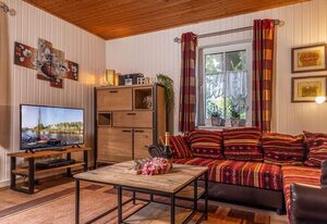 Ferienhaus 50029 – Früher Bahnhof, heute Feriendomizil: Große Ferienwohnung mit verspieltem Charakter auf ca. 110 m²: 3 Schlafzimmer, 2 Küchen, 2 Bäder und Platz für bis zu 6 Personen, überdachte Terrasse und Garten. Für alle, die Individualität und Atmosphäre schätzen!