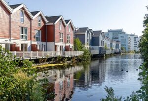 NordseeResort Friesland Ferienhäuser – Tolles Ferienhaus mit Sauna, Kamin, Terrasse am Wasserlauf und Balkon zum Deich