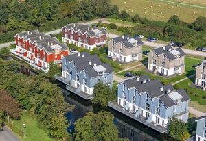 NordseeResort Friesland Ferienhäuser – Tolles Ferienhaus mit Sauna, Kamin, Terrasse am Wasserlauf und Balkon zum Deich