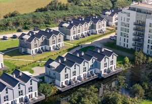 NordseeResort Friesland Ferienhäuser – Tolles Ferienhaus mit Sauna, Kamin, Terrasse am Wasserlauf und Balkon zum Deich