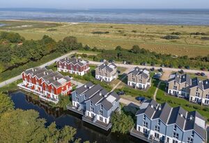 NordseeResort Friesland Ferienhäuser – Tolles Ferienhaus mit Sauna, Kamin, Terrasse am Wasserlauf und Balkon zum Deich