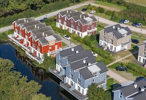 NordseeResort Friesland Ferienhäuser – Tolles Ferienhaus mit Sauna, Kamin, Terrasse am Wasserlauf und Balkon zum Deich