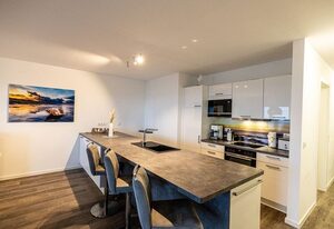 49.6.N Dwarslöper – Moderne Ferienwohnung, Kamin, Sauna, großer Balkon, Meerblick, strandnah