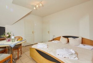 Ruhiges Wohnen nahe Einfelder See  im Gästehaus "Unter den Linden"