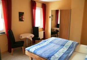 Ferienweingut Hensler – Ferienwohnung Rivaner, Dusche, WC, Terrasse