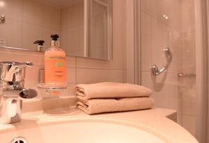 Hotel Weinhaus Gräfen – Dreibettzimmer Dusche/WC