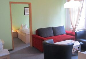 Pension Mahret´s Puppenstube – Familienzimmer mit Doppelbett, Wohnzimmer und Du/WC
