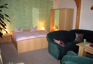 Pension Mahret´s Puppenstube – Familienzimmer mit Doppelbett, Wohnzimmer und Du/WC