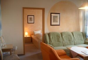 Pension Mahret´s Puppenstube – Familienzimmer mit Doppelbett, Wohnzimmer und Du/WC