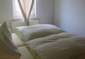 Pension Mahret´s Puppenstube – Familienzimmer mit Doppelbett, Wohnzimmer und Du/WC