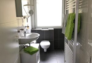 Waldhaus am Teich – Ferienhaus, Dusche, WC, 1 Schlafraum