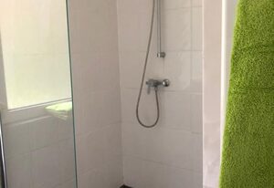 Waldhaus am Teich – Ferienhaus, Dusche, WC, 1 Schlafraum