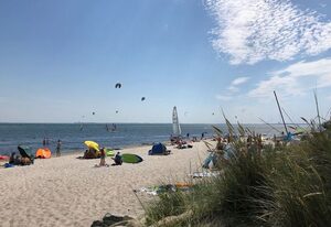 Feriendorf Südstrand – Schönes Ferienhaus für 2 Erwachsene und 4 Kinder mit Kamin & Garten in Strandnähe