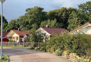 Feriendorf Südstrand – Schönes Ferienhaus für 2 Erwachsene und 4 Kinder mit Kamin & Garten in Strandnähe