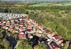 Feriendorf Südstrand – Schönes Ferienhaus für 2 Erwachsene und 4 Kinder mit Kamin & Garten in Strandnähe