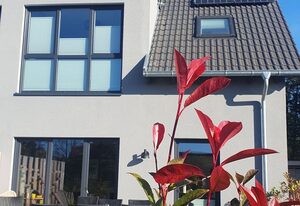 Küstenwaldbude lee – Traum-Neubau: Ferien-Doppelhaushälfte für 8 Gäste in Pelzerhaken an der Ostsee