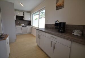 Apartmenthaus Königshöhe – Renovierte Ferienwohnung für 6 Erwachsene und 1 Kind mit Meerblick in Strand- und Hafennähe