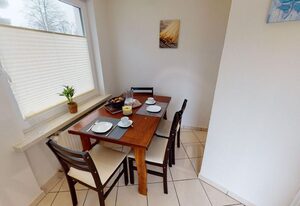 Apartmenthaus Königshöhe – Renovierte Ferienwohnung für 6 Erwachsene und 1 Kind mit Meerblick in Strand- und Hafennähe