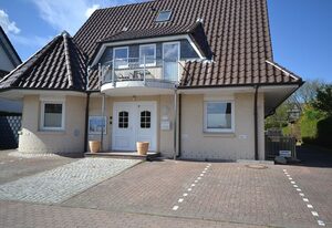 Ferienhaus Sir Henry – Große Ferienwohnung für 6 Personen mit Balkonen und Grill in Strandnähe
