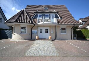 Ferienhaus Sir Henry – Große Ferienwohnung für 6 Personen mit Balkonen und Grill in Strandnähe