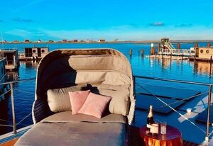 Traum-Hausboot "Souly" mit führerscheinfreiem Motorboot