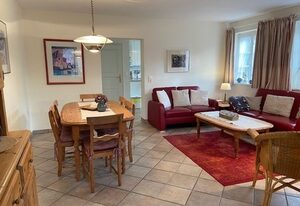 Strandstraße 28, Haushälfte links