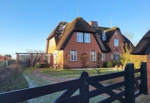 Ferienhaus Friesenrose – „Erholsame Ferienhaushälfte Friesenrose: Ideal für Familien und Hundeliebhaber!“