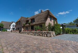 Bärbels Hüs – "Luxuriöse Ferienhaushälfte in Nieblum: Entspannung und Abenteuer am Strand!"