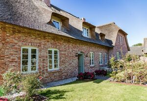 Hummerklippen b – Exklusive Ferienhaushälfte mit Terrasse, Sauna und Gartenblick in Süderende
