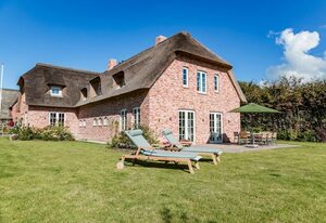 Hummerklippen b – Exklusive Ferienhaushälfte mit Terrasse, Sauna und Gartenblick in Süderende