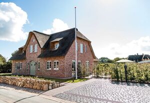 Hummerklippen a – Exklusive Ferienhaushälfte mit Sauna, Kamin und großem Garten in Süderende
