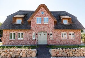 Hummerklippen a – Exklusive Ferienhaushälfte mit Sauna, Kamin und großem Garten in Süderende