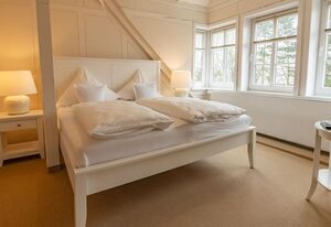 Apparthotel Seehof Lütt Hus – Großes freistehendes Ferienhaus für sechs Personen mit Terrasse und Seeblick