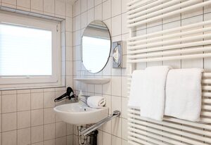 Helgolandia Dependance – Doppelzimmer Kompakt zur Inselseite