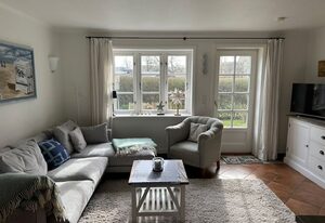 Ferienwohnung Sonnenblume – Die Sonnenblume - herrlich gemütlich, im friesischen Stil eingerichtet, in "Friesenblau" gestrichene Türen, alten friesischen Kacheln und mit unendlich viel Liebe zum Detail eingerichtet.