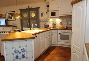 Ferienwohnung Sonnenblume – Die Sonnenblume - herrlich gemütlich, im friesischen Stil eingerichtet, in "Friesenblau" gestrichene Türen, alten friesischen Kacheln und mit unendlich viel Liebe zum Detail eingerichtet.